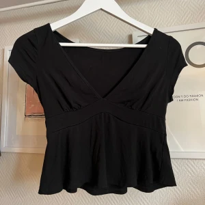 Svart topp - Svart supersöt topp i soft touch material, så skön! Endast använd 2 ggr från shein 🌸