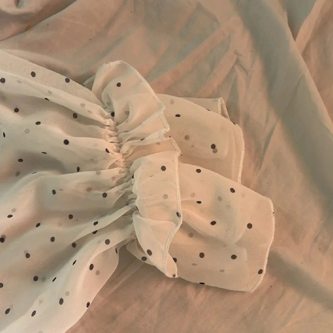 Vit prickig blus med volang - 1