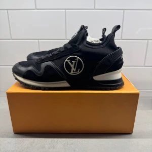 Louis Vuitton sneakers - Skorna är i mycket bra skick. Inga skador och har kvitto, kartong, dustbag och allt man fick med vid köpet. Nypris 11.600kr