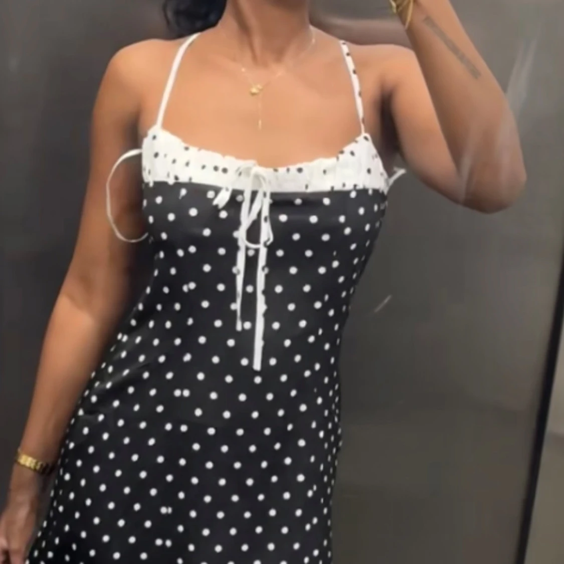 Svart lång prickig klänning med snörning - 1