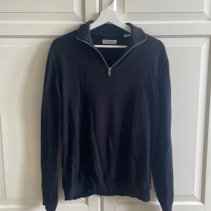 Svart half zip tröja - Svart half zip tröja från Jack and Jones. Storlek S.