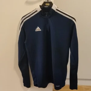 Mörkblå Adidas träningströja - säljer denna träningströja då jag inte gillar den längre, kan bara skicka. ställ några frågor om det är något ni är osäkra över. storlek m