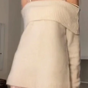 Offshoulder beige stickad tröja - Storlek 158/164.    Säljer en supermjuk och oversized beige stickad tröja med offshoulder-design. Tröjan har bred ribbad kant upptill och långa ärmar, perfekt för lager-på-lager och chill vibes. Passar snyggt till jeans eller kjol.
