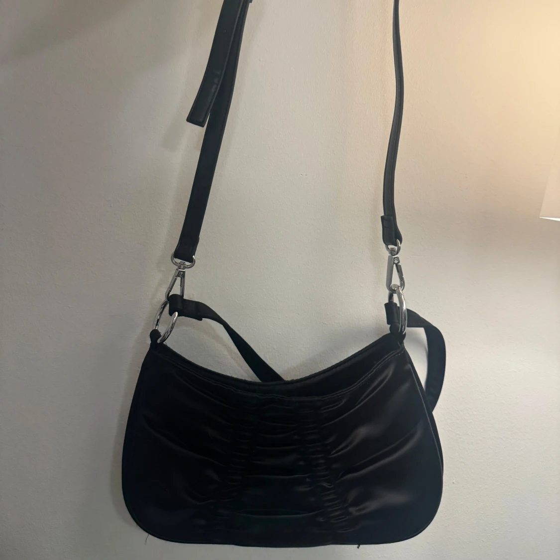 Svart axelväska i satin med rynk - 2