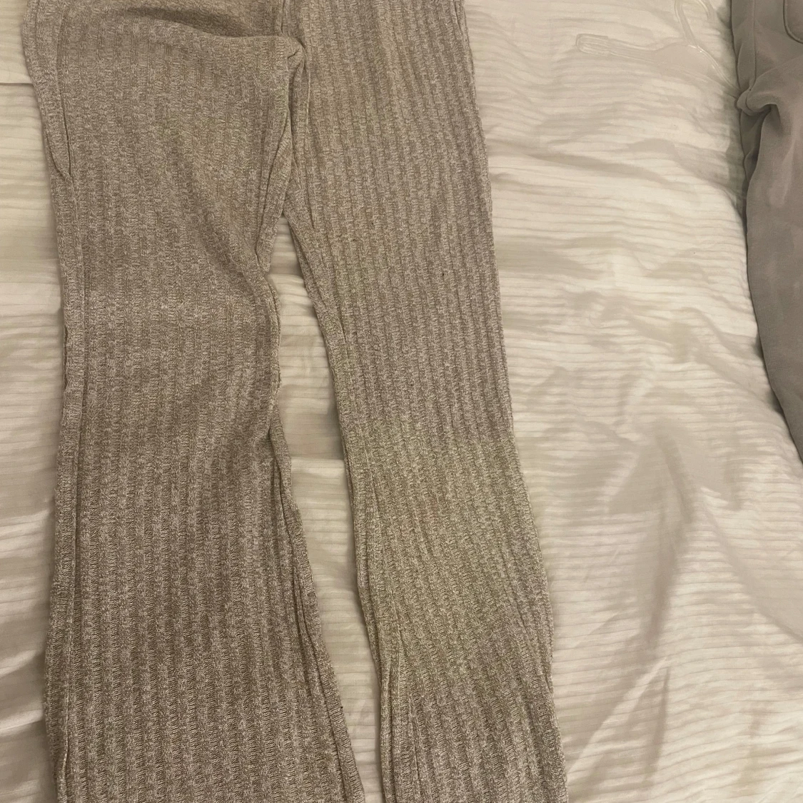 Beige ribbade stickade byxor - 1