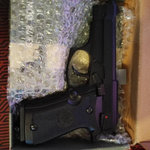 Beretta M92FS Airsoft med blow back  - Beretta M92FS airsoftpistol i nytt skick. Drivs av CO2-patron, realistisk design och detaljer. Perfekt för airsoft eller samling.  har inga repor eller liknande. levereras i originalförpackning med magasin. Skicka även med 20 patroner 👍. Ny pris 3000kr.skriv vid intresse 😎