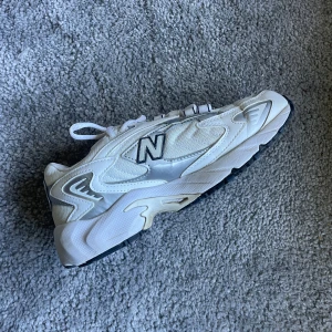 Vita New Balance 725 sneakers - Använt en gång, var för små för mig tyvärr och kunde inte skicka tillbaka så därav säljer jag❤️nypris ca 1300kr