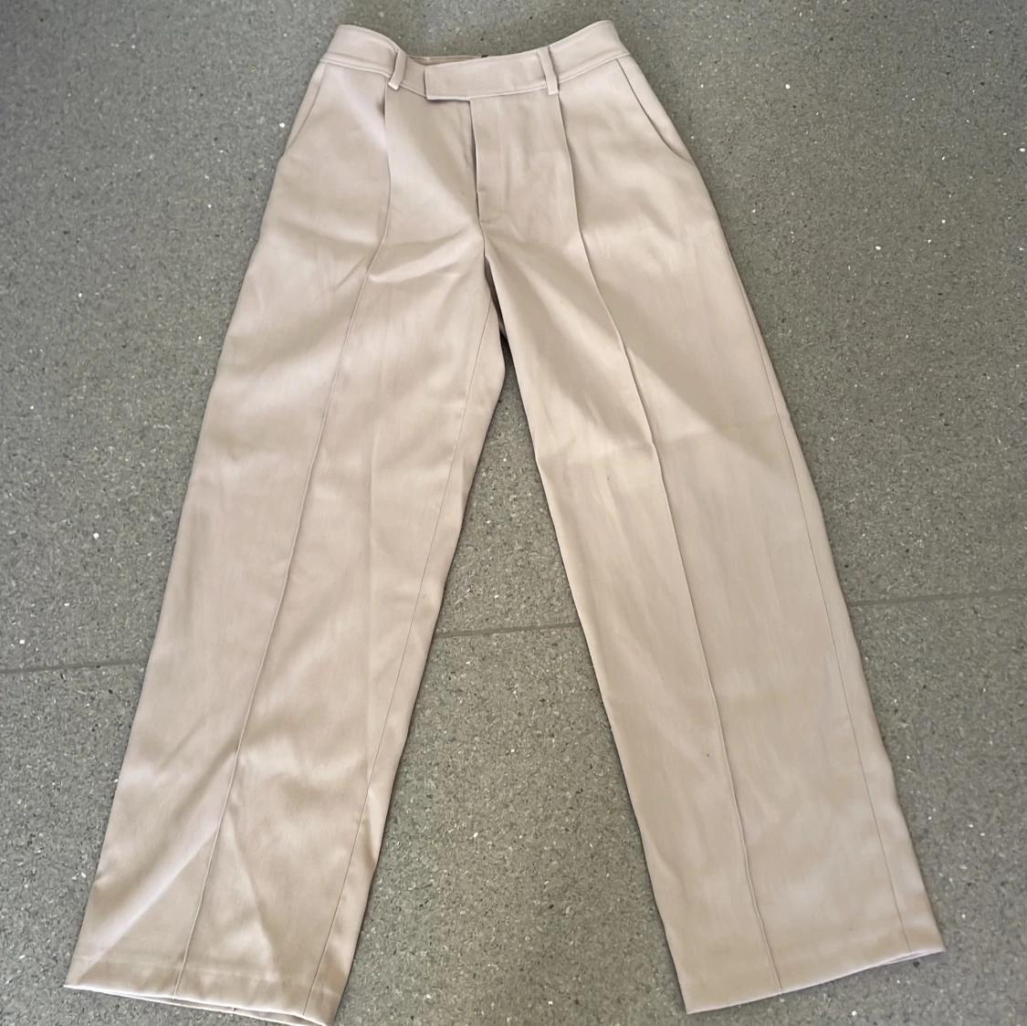 Beige kostymbyxor med raka ben - 1