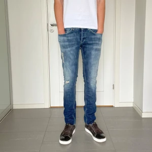 Dondup George jeans  - Säljer nu dessa snygga Dondup George jeans med snygga slitningar i design, skriv för fler bilder/frågor🙌🏼
