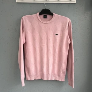 Ljusrosa stickad tröja från Lacoste - Säljer en ljusrosa stickad tröja från Lacoste. använd ett fåtal gånger och passar s