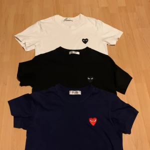 CDG T-Shirr - Säljer 3X Bundle i storlekar S för 849kr   2X för 529kr och  1X för 299kr.   Info:                                                                                                   Alla är näst intill oanvända men då den vita har varit favoriten men har inga synliga defekter. Om ni har några ytterligare frågor om tröjorna så är det bara att fråga om vilka eller vilken ni är intresserade av!!