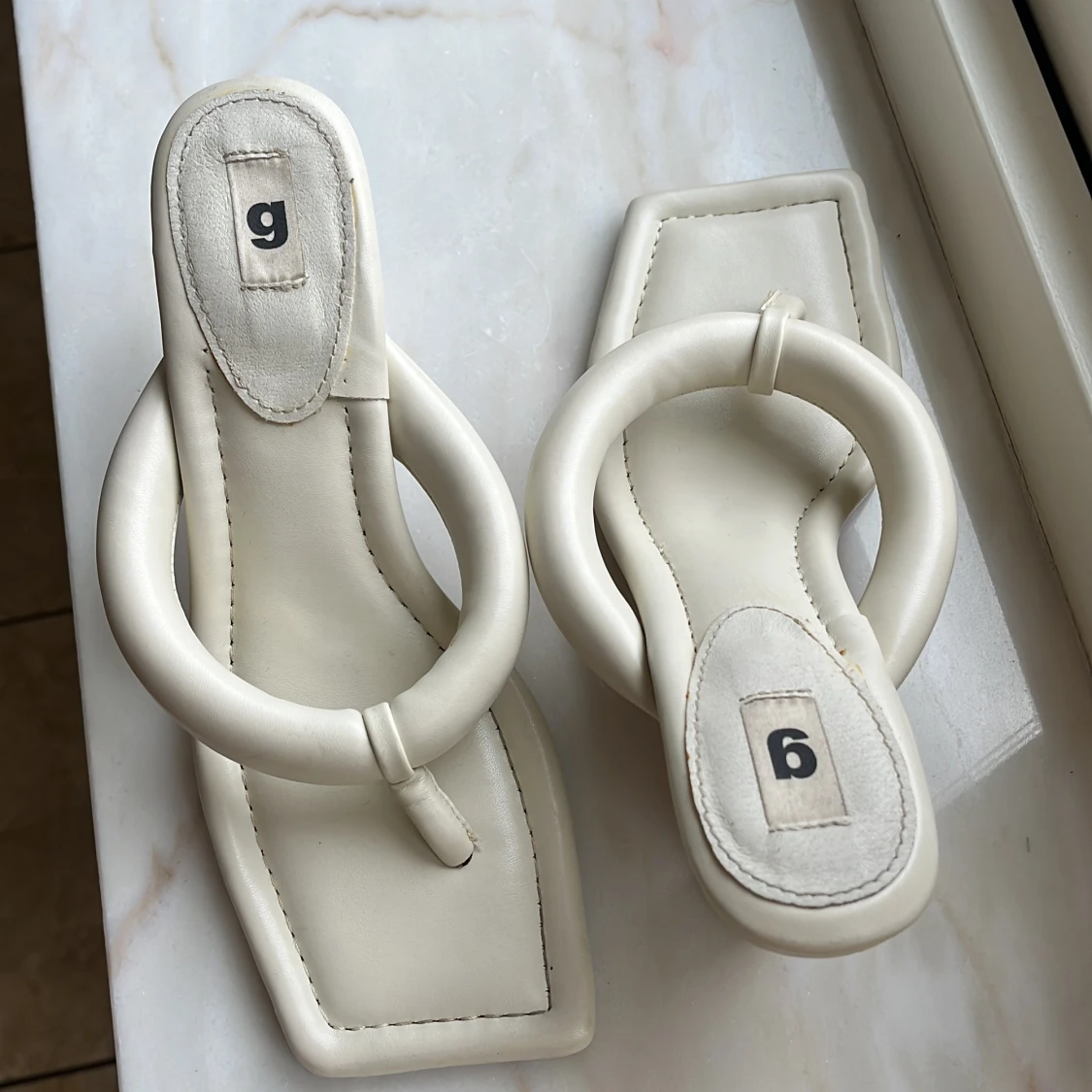 Beiga sandaler med klack från Ganni - 3