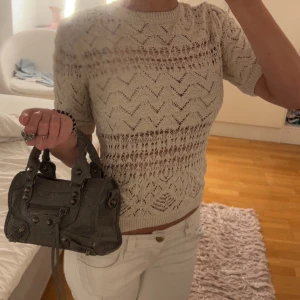 Beige stickad topp från Zara - Superfin beige stickad topp från Zara med korta ärmar och rund hals. Toppen är i storlek S och är i mycket bra skick!! 