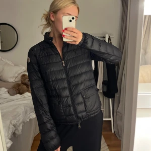 Moncler jacka intressekoll - Intressekoll på min super snygga Lans short down moncler jacka. Väldigt fint skick, men en lagning på under sidan av vänstra armen. Köpt på nk i Göteborg, Har ett kvitto som jag kan försöka leta upp. 