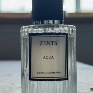 Zents Aqua Extrait de Parfum 50ml - Fräsch och stilren parfym från Zents med namnet Aqua. Extrait de Parfum för dig som vill sticka ut med en modern och exklusiv doft.