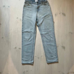 Ljusblå jeans från Grunt - Snygga ljusblå jeans från Grunt i rak modell med klassisk femficksdesign. Jeansen är tillverkade i ekologisk bomull och har hög midja samt raka ben. Perfekta för en avslappnad och trendig look. Storlek 164cm