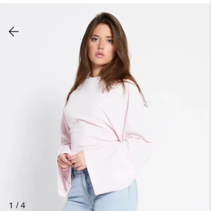 Ljusrosa topp med vida ärmar - Säljer en ljusrosa topp med rund hals och riktigt vida, långa ärmar. Toppen har en enkel och clean design som känns både trendig och chill. Perfekt att styla med jeans eller kjol för en snygg look.