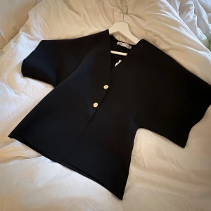 Svart v-ringad väst från Zara - Stilren svart väst från Zara med v-ringning. Slutsåld på hemsidan och förekommer i nyblivet skick då jag aldrig använt, därav att lappen fortfarande är kvar! Storlek M men passar även L. Nypris 389kr men säljer för 249kr