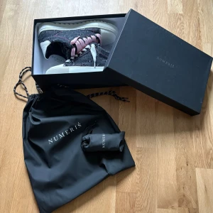 NUMERIS Pink Denim - Helt nya NUMERIS Pink Denim, st 42,5 men passar större. Skorna kommer med box, påse och extra snören. Dem är lite stora i storlek så passar nästan upp till 43,5. Skriv för frågor!