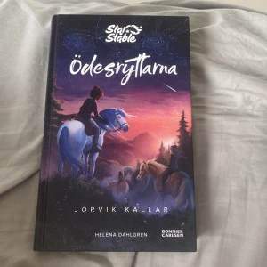 Star Stable: Ödesryttarna - Jorvik kallar - Följ med på ett magiskt äventyr på ön Jorvik! Här möter du Lisa och hennes vänner, hästar, vänskap och spännande krafter. Perfekt för dig som gillar fantasy, hästar och starka karaktärer. Inspirerad av det populära spelet Star Stable.