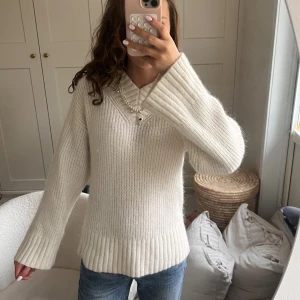 Vit stickad tröja  - Assss snygg vit stickad tröja från & Other stories! Inga tecken på användning! Som ny!!💞