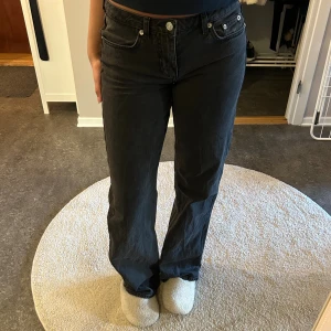 NA-KD jeans med låg midja - Ett par super fina jeans med rak/vid modell. I färgen svart/grå. Är nedtrampade och har slitning längst ner (se sista bilden). Är i ett helt okej skick. Nypris 699kr. Priset går absolut att diskutera!!💕