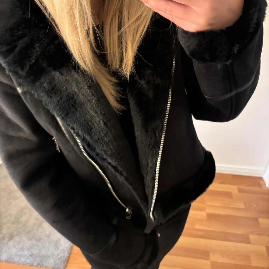 Svart läder/päls jacka med dragkedja - 1