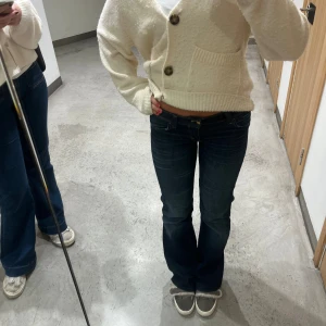 Lågmidjade jeans - Populära Mörkblå lågmidjade jeans från weekday. Jag har sytt in de i längden och i bredden längst ner så att de lite är lika utsvängda som de egentligen är. Gillar de mkt men måste rensa min garderob. Köpte i somras och tror de är slutsålda