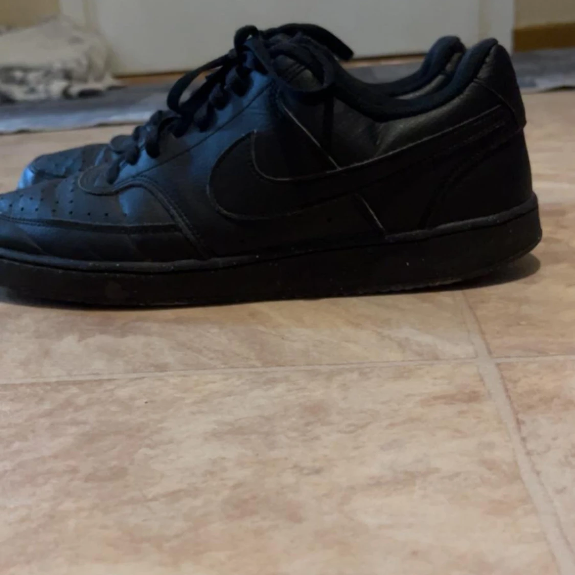 Säljer svart Nike court vison  - 2