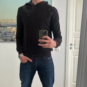 Mörkbrun hoodie från Oscar Jacobson - Snygg mörkbrun hoodie från Oscar Jacobson, i bra skick i merinoull. | storlek: M m n passar S | skick: 8,5/10 | kontakta vid frågor och funderingar!