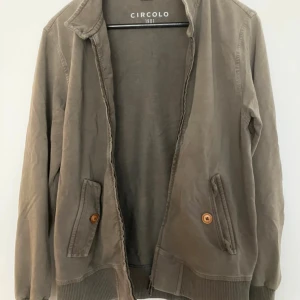 Circolo jacka - Snygg jacka/overshirts från Circolo i mycket bra skick. Plaget har inga defekter! Vid frågor eller funderingar är det bara att höra av sig