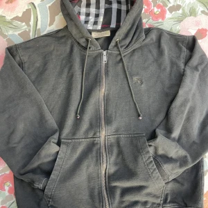 Burberry zip hoodie - Burberry hoodie som säljs vidare pga fel storlek🍾🙌