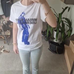 Miriam Bryant Liseberg 2025 t-shirt -  Miriam Bryant Liseberg 2025 och en stor bild på framsidan av Miriam. Väldigt skönt material. Perfekt för dig som gillar unika konsertplagg.💕 Aldrig använt! Pris kan diskuteras.