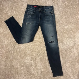 Replay Anbass Jeans - Snygga Replay Anbass Jeans i nyskick. Snygg och passar bra in med sommaren. Storlek W29/L30. Man ser inte igenom till huden