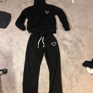 Svarta mjukisbyxor Carsicko hjärtdetalj - Carsicko tracksuit. Typ aldrig använd och sjukt bra kvalite.