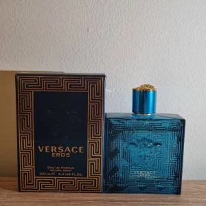 Versace Eros Eau de Parfum 100ml - Versace Eros Eau de Parfum, 100ml. Tillverkad i Italien. Ingredienser: Alcohol Denat, Parfum (Fragrance), Aqua (Water), Limonene, Linalool, Geraniol, Citral, Citronellol, Eugenol. Snygg design som sticker ut och passar perfekt för dig som vill ha något exklusivt.