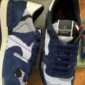 SÖKER valentino rockrunners  - Söker rockrunners så hör av er med bilder och förslag, strl 41-42 ‼️FRAMFÖRALLT BYTEN‼️