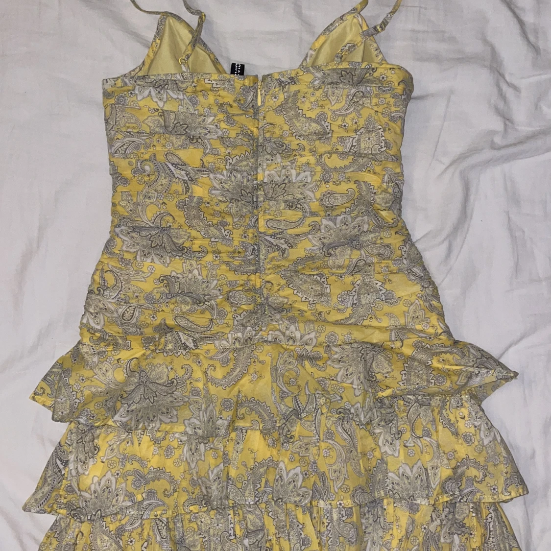 Gul mönstrad volangklänning H&M XS - 1