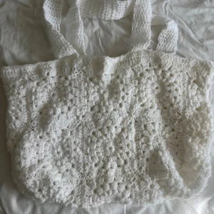 Virkad väska - Stor egenvirkad väska med innertyg 🤍måtten är cirka 52cm bred och 34cm hög