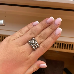 Silvrig ring med nitar - superfin ring från Edblad med nitar i storlek 18.50 som tyvärr inte kommer till användning! pris kan diskuteras!