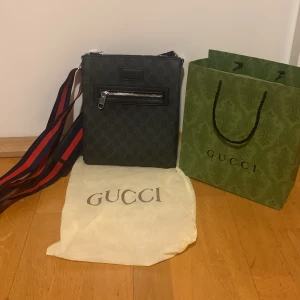 Svart axelväska  - Säljer helt ny axelväska.                                              Medföljer: Allt som syns på bilden.                                                              För fler spänande accessoarer kolla profilen.