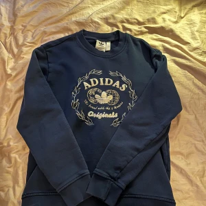 Crewneck - Blå crewneck från Adidas. Storlek S, i bra skick.