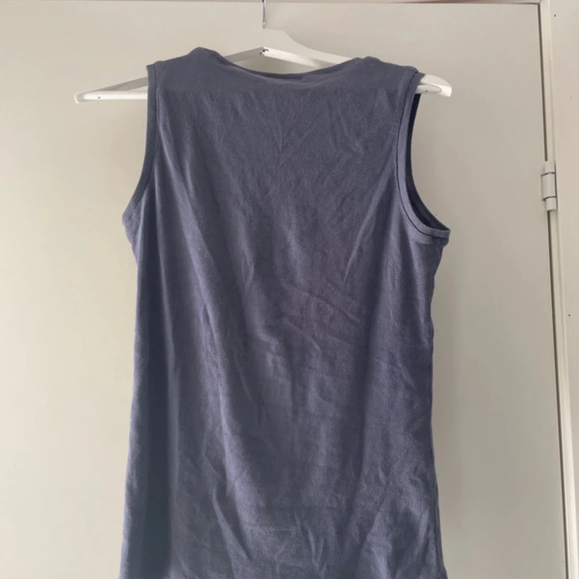 Grå ärmlös topp med nitar från MRK Adam - 1