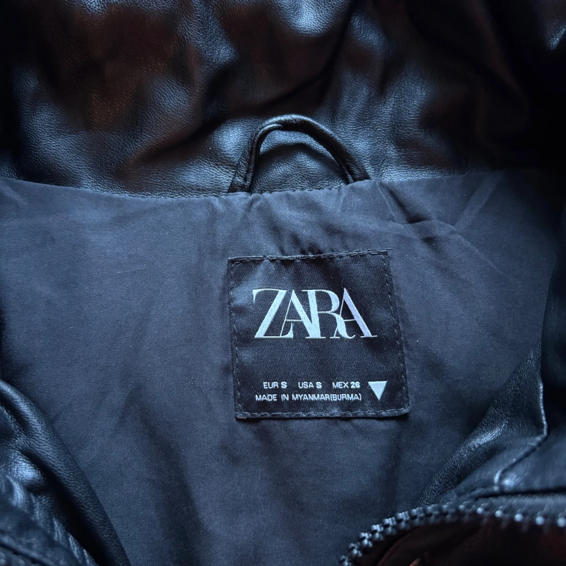 Svart pufferjacka, cropad i fejkskinn från Zara - 3