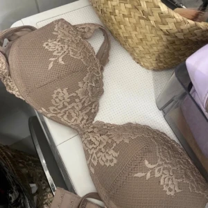 Beige/rosa Intimissimi bh  - Beige/rosa bh från Intimissimi i storlek 75b, den är lite mer rosa i verkligheten 