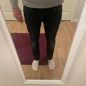 Nudie Jeans Grim Tim  -  Tjena säljer nu mina snygga Nudie Jeans i modellen Grim Tim storlek 30/32. Jeansen har klassisk femficksdesign, orangea sömmar och raka ben. Perfekta för dig som gillar stilrena Jeans. Ny pris ca1500kr mitt pris 349kr vid snabb affär så kan det sänkas bra! 