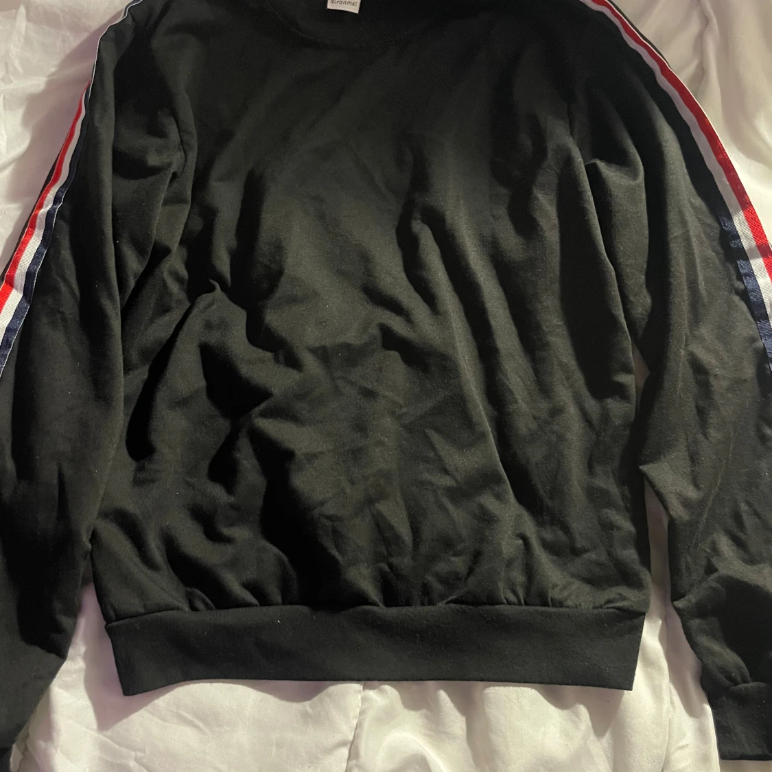 Svart sweatshirt med ränder från Liranmei - 3