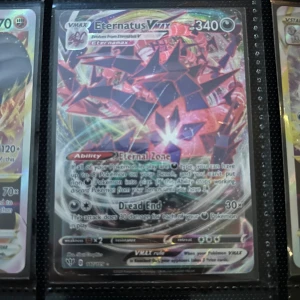 Eternatus VMAX - Coolt samlarkort med Eternatus VMAX från Pokémon! Perfekt för dig som älskar att samla, spela eller bara vill ha en riktigt snygg och kraftfull Pokémon i din samling. Kortet har färgstark design och är ett måste för alla Pokémon-fans.