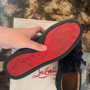 Byta eller köp Äkta all bevis finns  - Ett par Louboutin skor med röd sula. Mockan är lite sönder men går att fixa med mocka borste 