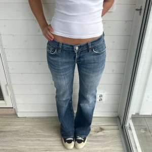 Blå bootcut jeans  - Lågmidjade bootcutjeans från 7 for all mankind. Storlek: S, Midja: 38x2 cm innerben: 83 cm. 